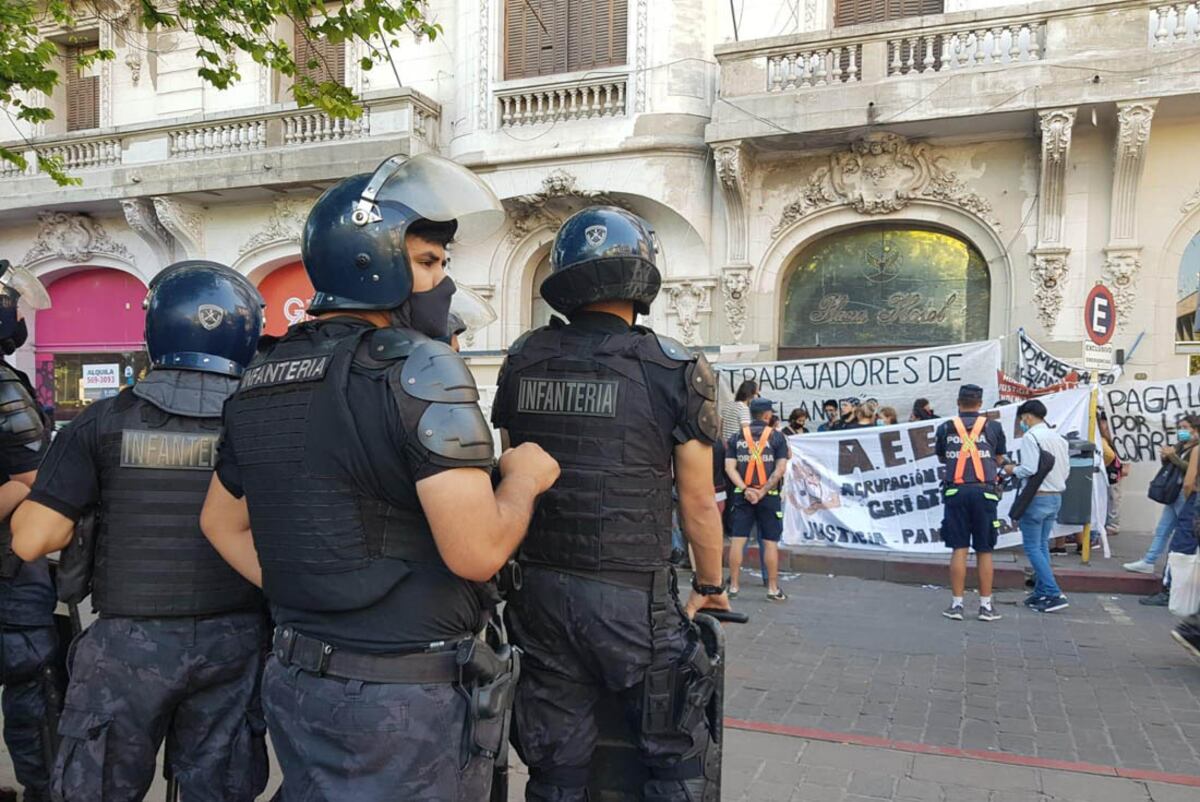 Protesta en el geriátrico frente a la Plaza San Martín por empleados despedidos.