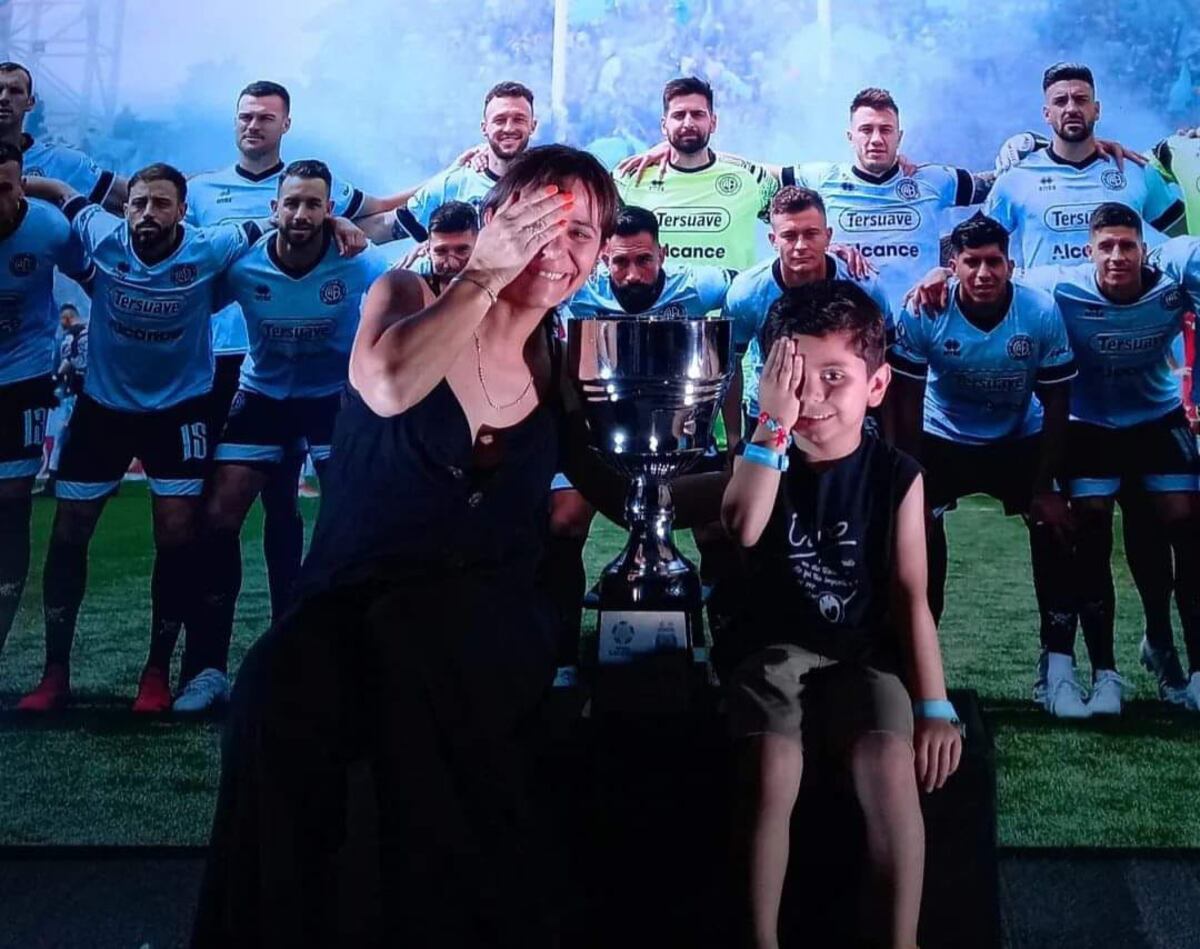 Ana Laura y su hijo Pedro, hinchas de Belgrano. (Gentileza)