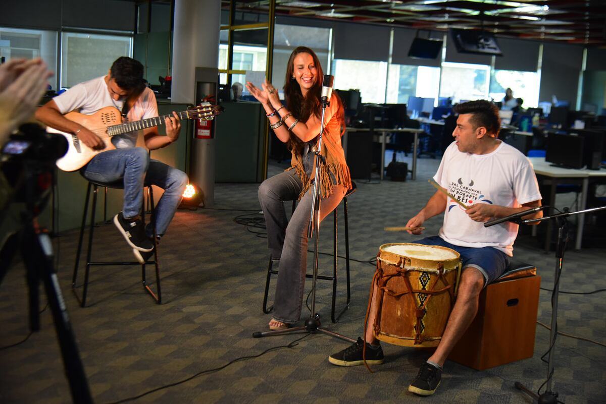 Loy Carrizo junto a sus músicos, Alfredo Pernas (Guitarra) y Ever Barros (Bombo). (Jorge Peñaranda / La Voz)