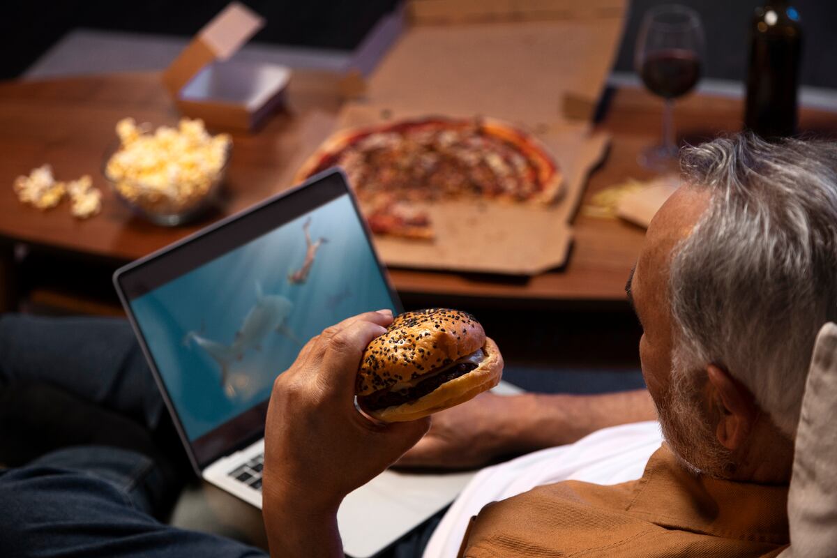 Por qué comer mirando el celular o la tele puede hacer que nunca te sientas satisfecho