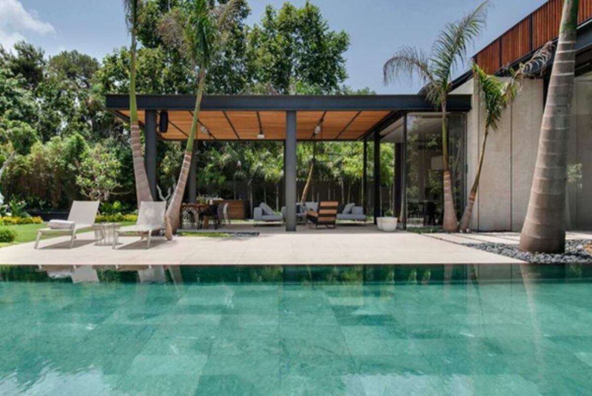 Piscina revestida con porcelanato celeste. (Foto: Pinterest/ Ferrocons)