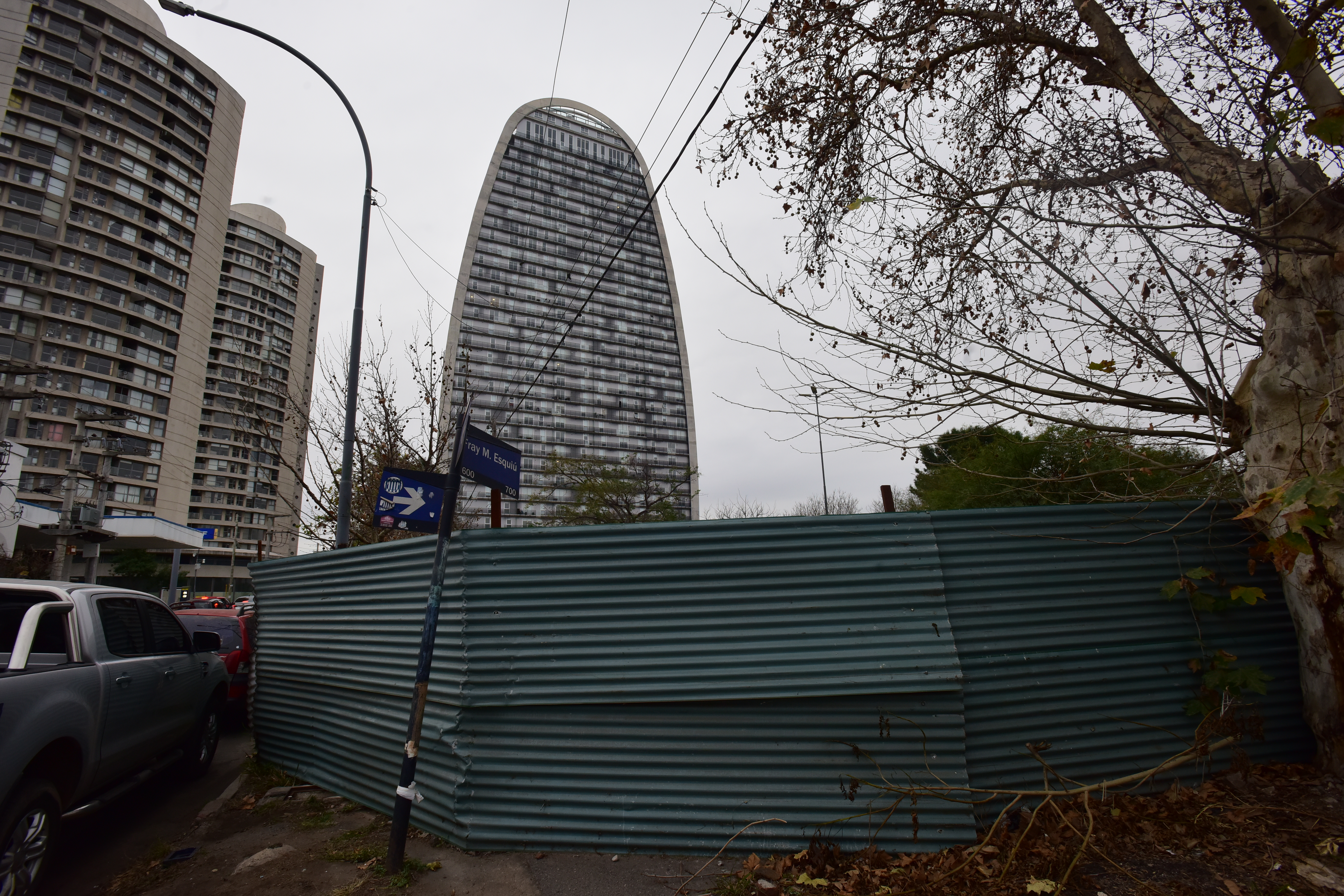 Plaza Carrizo cerrada hace dos años con obra en pausa en Barrio General Paz al frente de la torre Altos Paz. Foto Javier Ferreyra