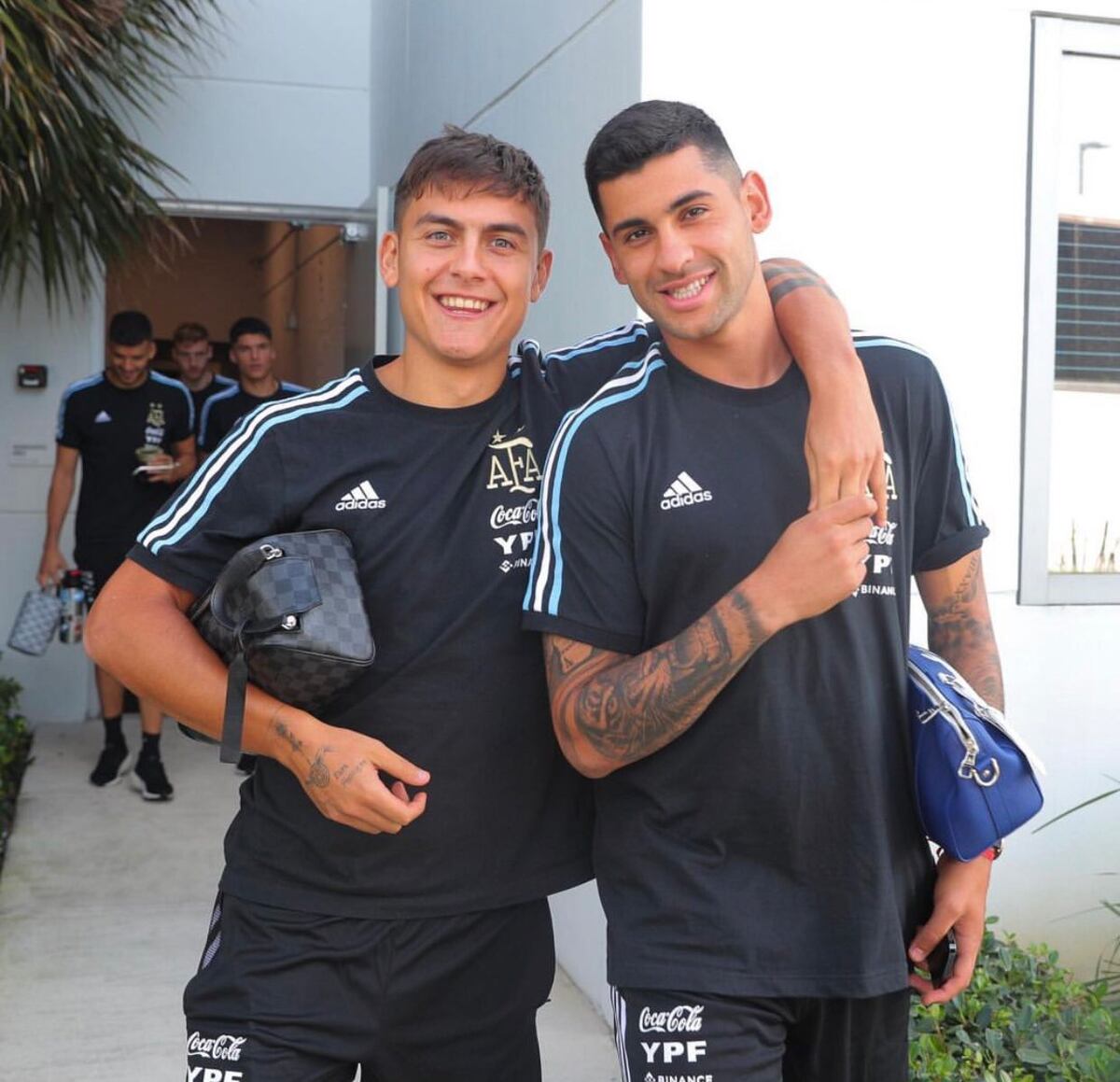 De cordobeses. El encuentro en la concentración de la selección en Estados Unidos entre Paulo Dybala y Cristian Romero. (@verobrunati)