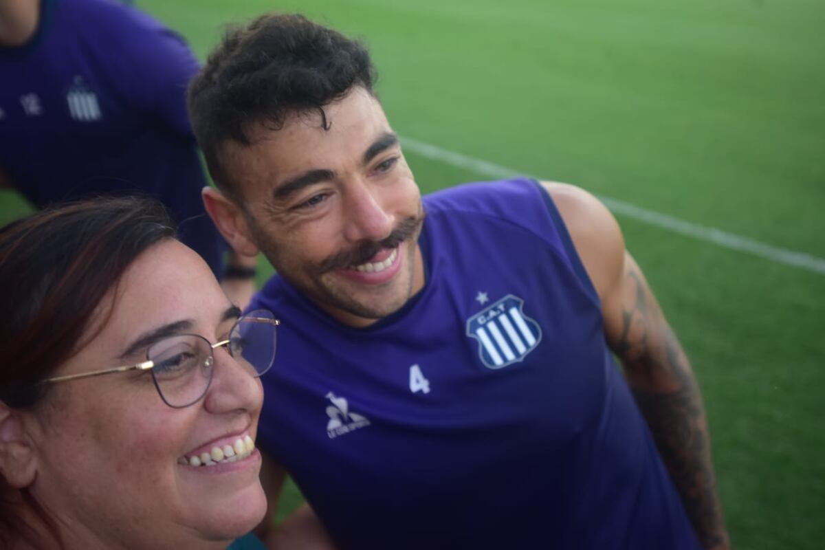 Talleres: el entrenamiento abierto reforzó el vínculo entre el plantel y su gente, en una tarde marcada por el viento y el aliento constante. (Javier Ferreyra / La Voz)