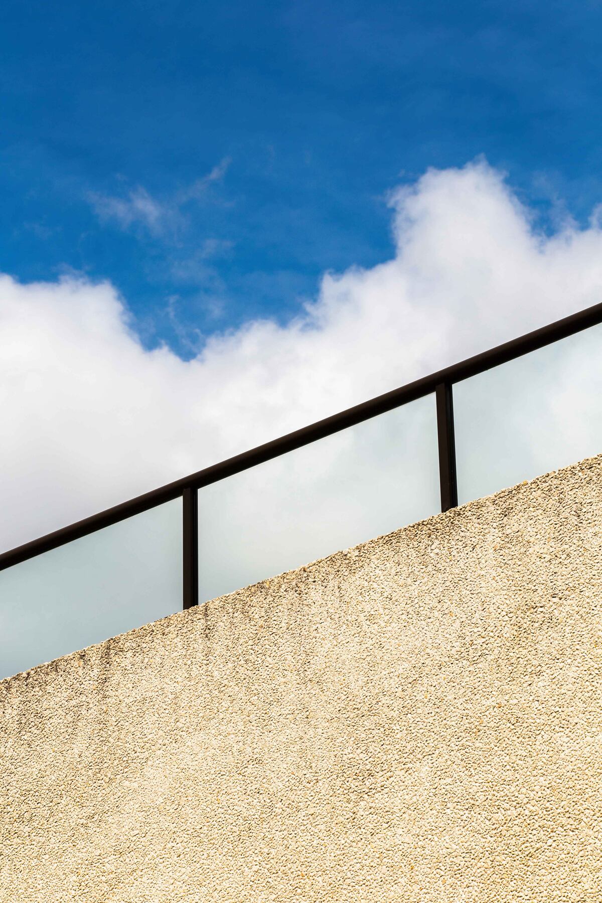 El calor extremo y las lluvias intensas del verano generan un desgaste silencioso en terrazas y balcones: los materiales se dilatan, aparecen microfisuras y comienzan las filtraciones. (Mapei)