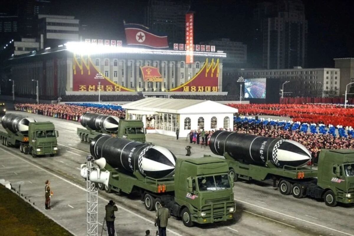 Corea del Norte. Un desfile militar marcha por las calles de Pyongyang. (DPA)