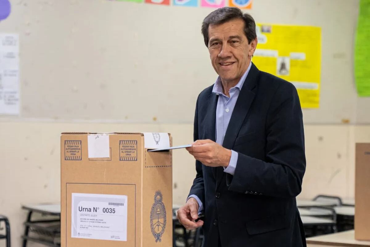 “Vivimos un día muy importante para el país” con un acto electoral que “permite seguir consolidando la democracia”, decía el gobernador Carlos Sadir en la mañana de domingo. El mandatario emitió su voto en la escuela nº 1 "Gral. Manuel Belgrano".