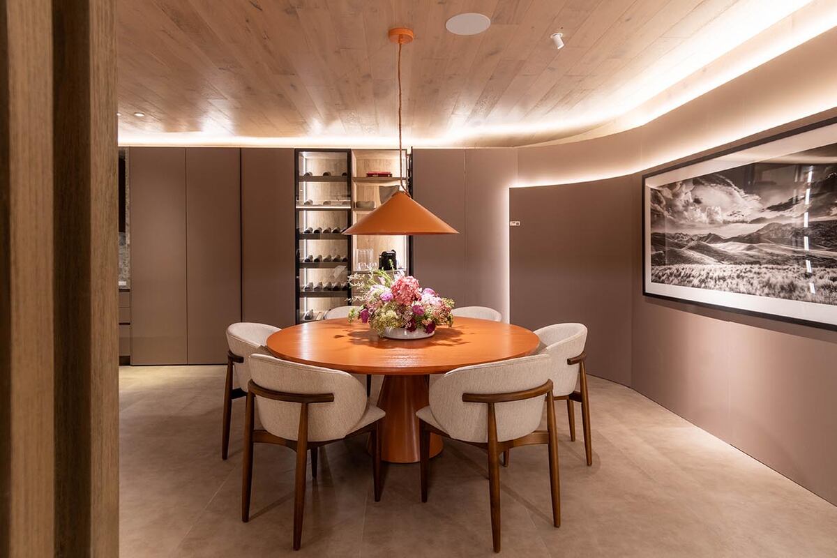 Estudio Moraschi concibió el espacio Loft como un refugio de paz donde el tiempo se detiene para una pareja que inicia una nueva etapa, con el corazón lleno de recuerdos y la ilusión de lo
que vendrá. Inspirado en el concepto de Casa FOA, “Patrimonio y Evolución”, apunta a rendir homenaje a Córdoba.