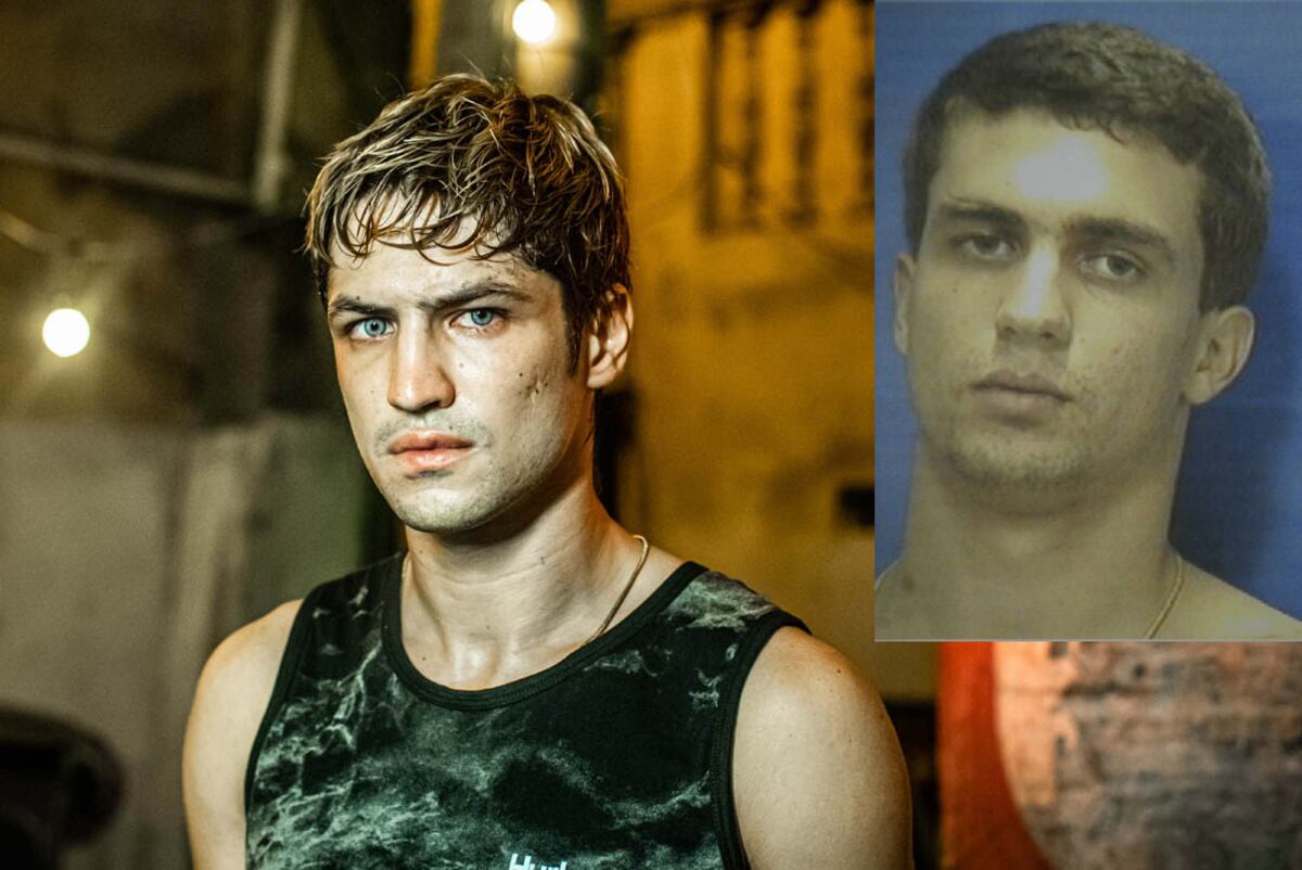 El actor Gabriel Leone y el verdadero Pedro Dom, el parecido está a la vista. (Amazon)
