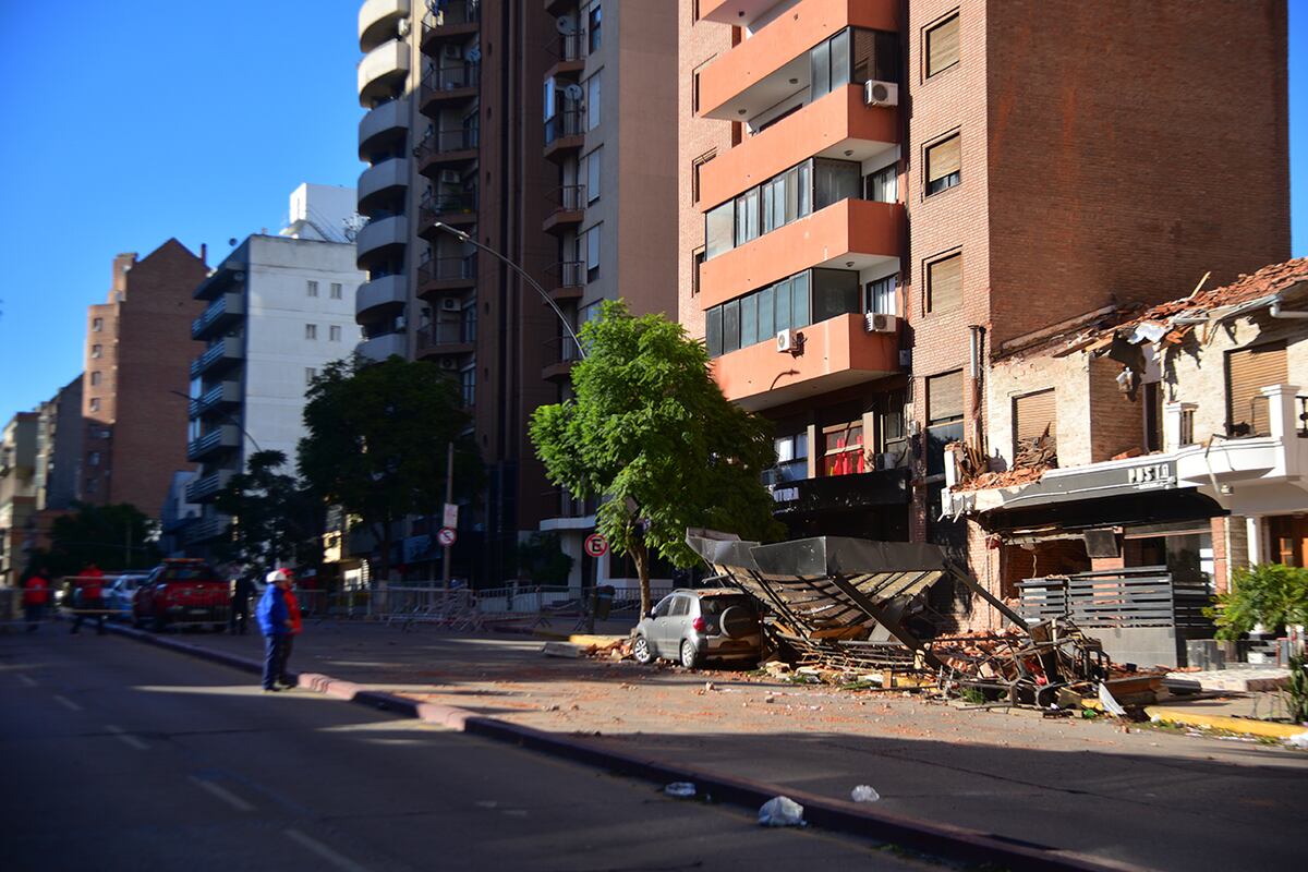 Derrumbe en Córdoba. Siguen cortadas ambas manos del Bulevar San Juan y aún no comenzaron los trabajos de remediación. (Pedro Castillo / La Voz)