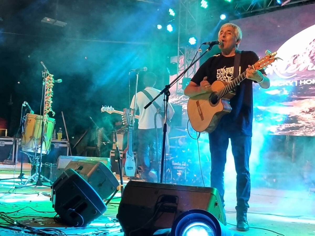 Peteco Carabajal actuó el sábado con Riendas Libres, la banda que integra junto a sus sobrinos, en el 44 Festival del Maíz de la Pampa de Pocho. (Miguel Ortiz / La Voz)