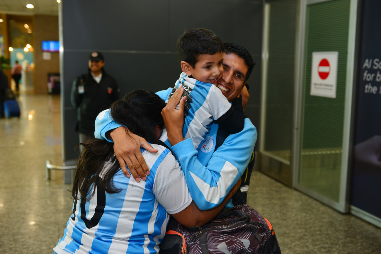 Nahuel Heredia, integrante de Los Murciélagos, seleccionado de fútbol para ciegos,y el abrazo con su familia tras llegar a Córdoba luego de ganar la medalla de plata en los Juegos Paralímpicos París 2024. (Nicolás Bravo / La Voz)