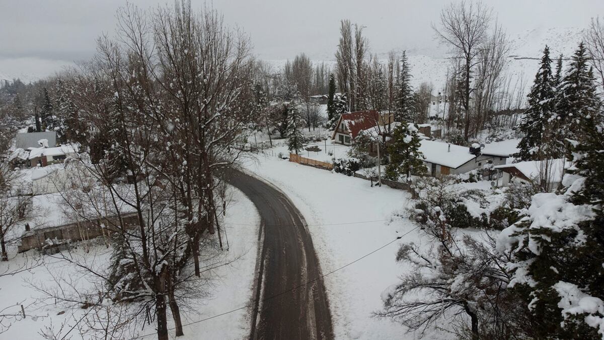 Nevada en El Salto, en Potrerillos donde se produjo una importante acumulación de nieve. Los visitantes disfrutan del blanco paisaje cordillerano
Foto: José Gutierrez / Los Andes