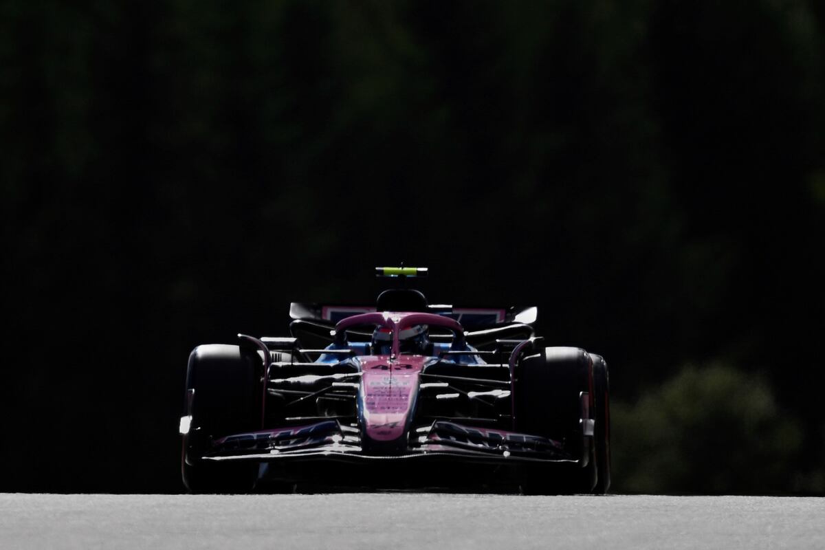 El piloto argentino encara el GP de Singapur con la ilusión de sumar sus primeros puntos en una temporada difícil con Alpine. (AP).