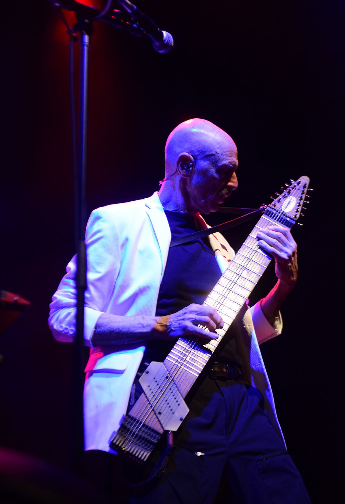 Tony Levin con su stick. Rara vez se lo saca durante el show de Beat. (José Gabriel Hernández / La Voz)