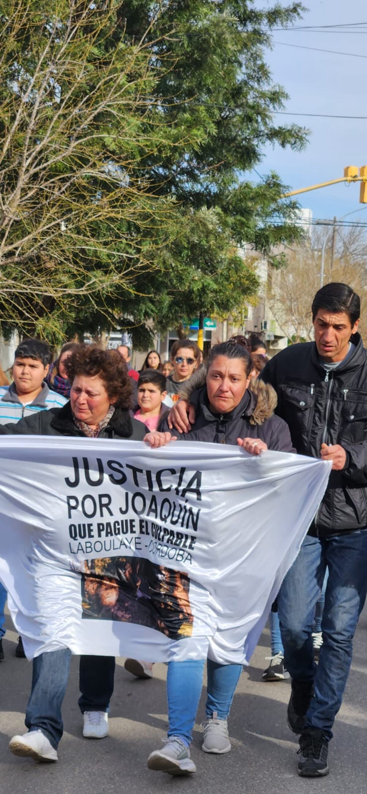 Dolor. Mariela y Martín, en una de las tantas marchas que realizaron este mes en Laboulaye. (Gentileza Jonathan Altamira)
