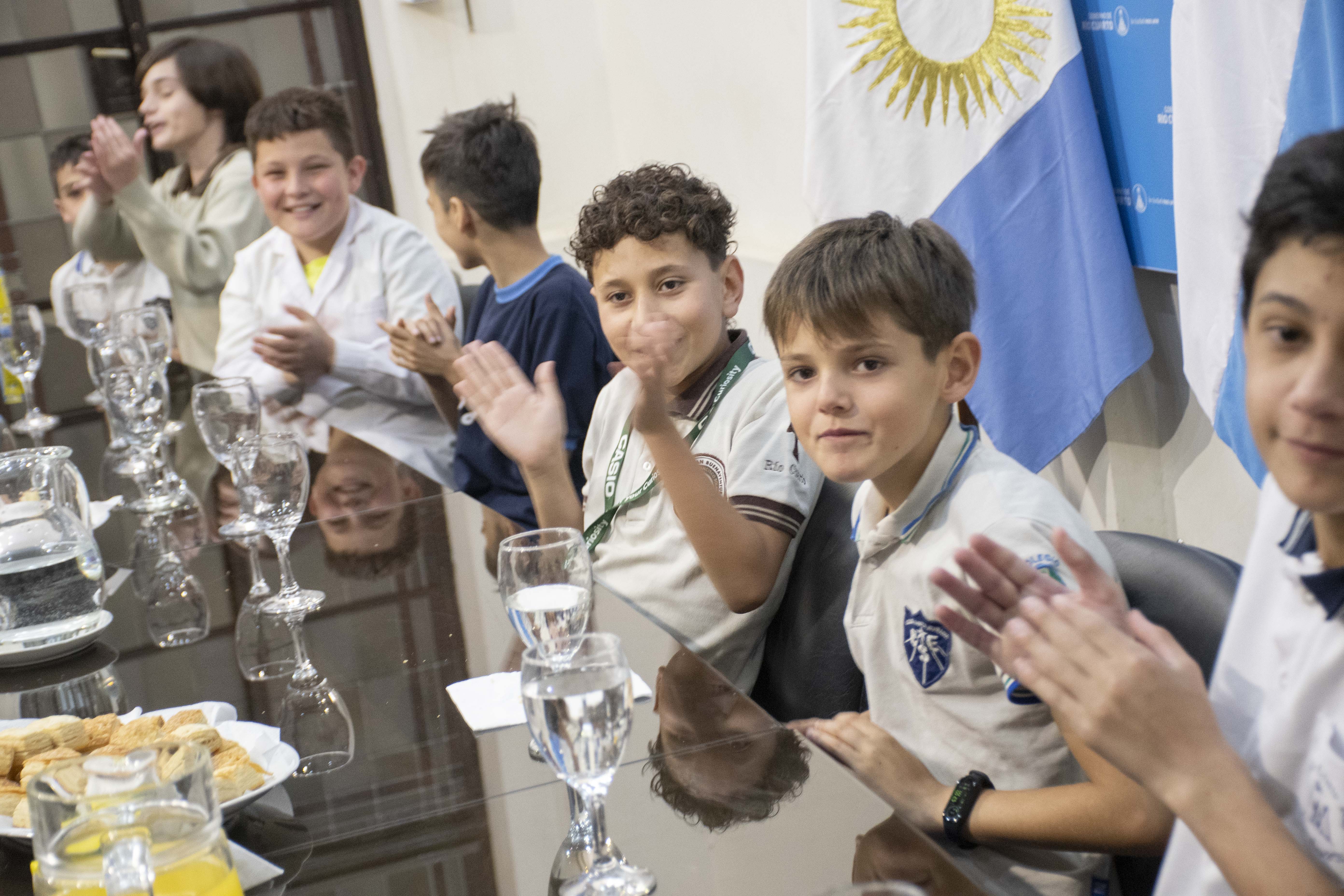 Río Cuarto. Guillermo De Rivas junto a los alumnos que destacaron en la olimpiadas de matemática (Gentileza Municipalidad).