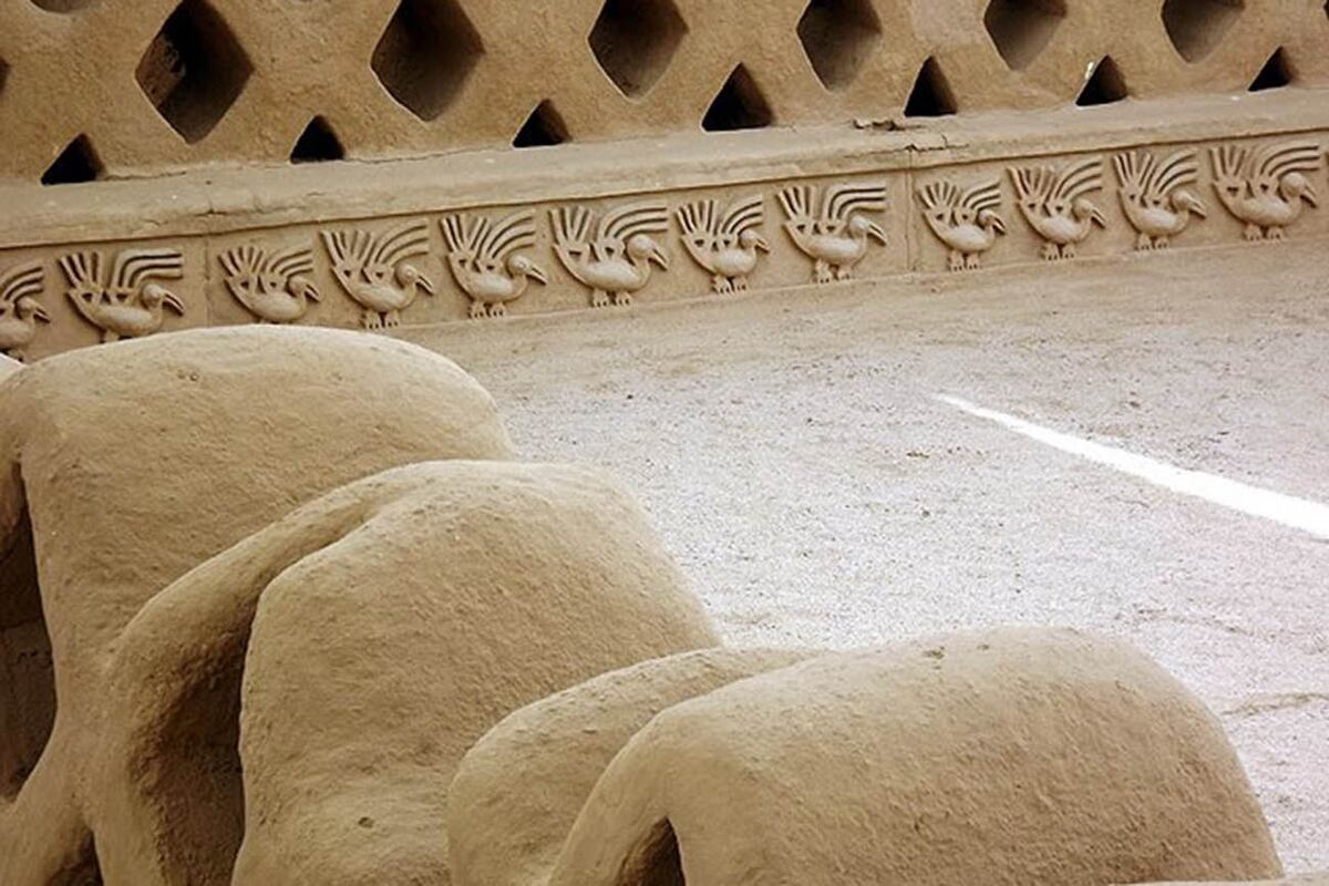 Reconstrucción de muros en Chan Chan.