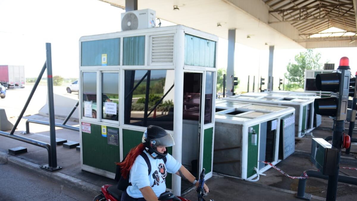 El el viento tumbó casillas de las cabinas ubicadas en la ruta nacional 9 norte, a la altura de Estación Juárez Celman. (José Hernández)