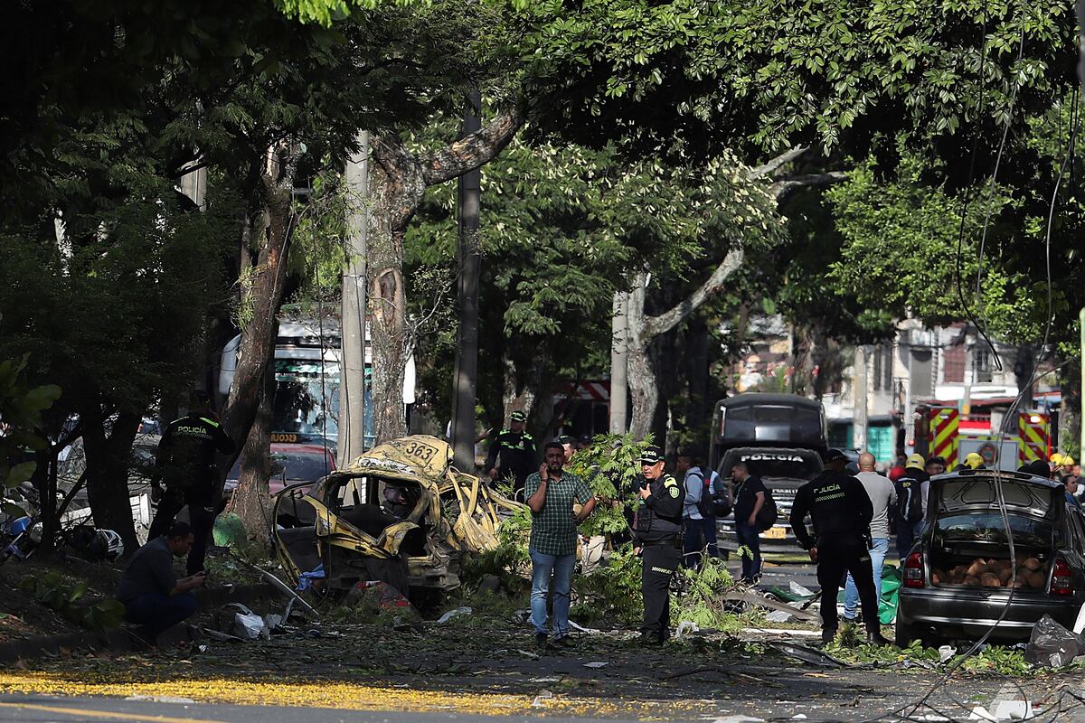 Un coche-bomba explotó en Cali, Colombia, y dejó varios muertos y heridos. (AP)