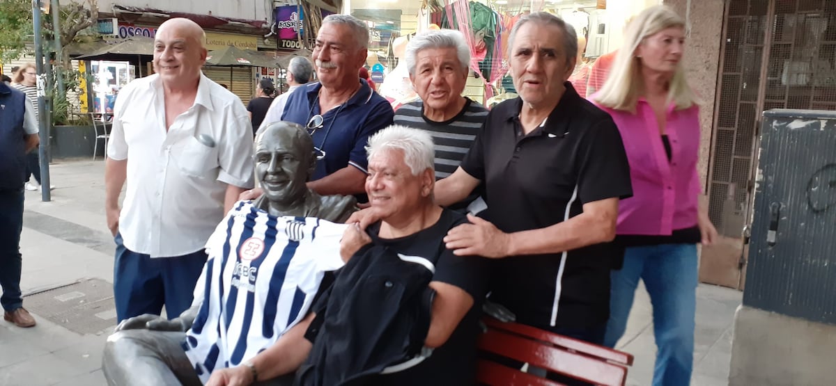 La escultura del ex presidente de Talleres, Amadeo Nuccetelli, nuevamente frente a la sede. Glorias como Humberto Bravo, Luis Galván, ex directivos como Amado Nazrala y familiares. (Foto: Gustavo Farías)