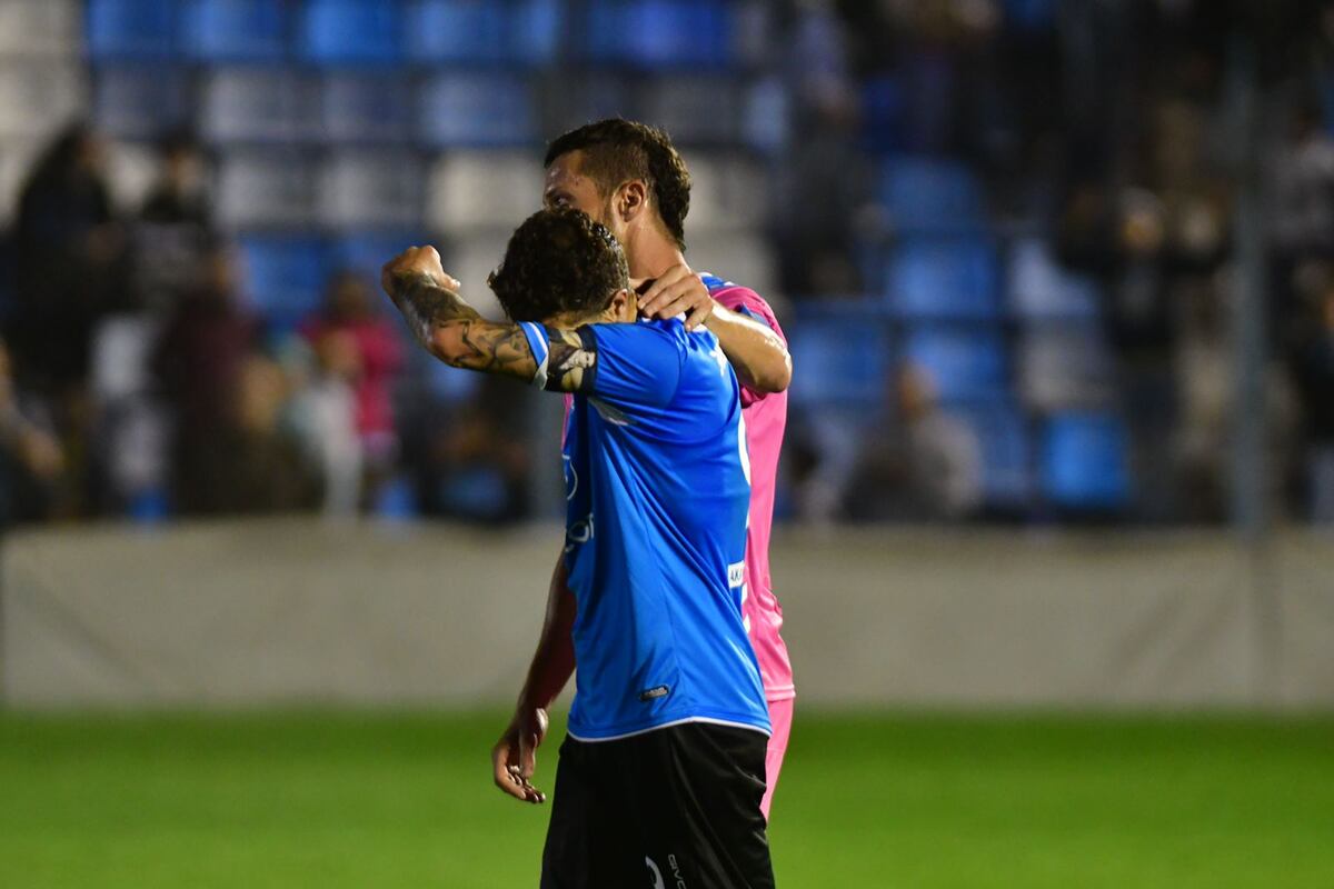Pablo Vegetti, delantero de Belgrano, llorando al final del partido con Temperley. La B perdió y se complicó en su chance de ascenso. (Federico López Claro)