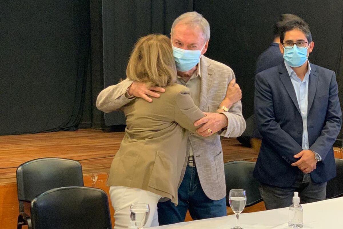 El gobernador Juan Schiaretti junto a la intendenta de Villa Allende María Teresa Riu-Cazaux de Vélez. (Gentileza Gobierno de Córdoba)