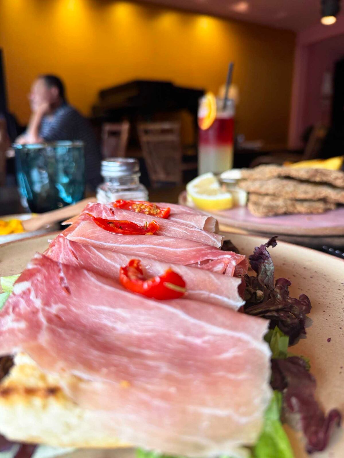 Jamón crudo que sale sobre una focaccia fresca y esponjosa, bien mantecosa (La Voz).