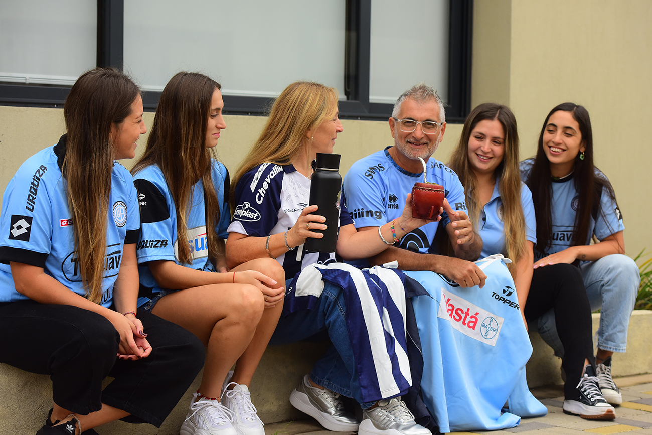 Una familia especial en la previa del clásico Belgrano-Talleres. Adriana Dal Porto, de la T, y Gustavo Peralta, de la B. Y sus hijas Florencia (32), Candelaria (31), Rocío (30), Sol (26). (José Gabriel Hernández / La Voz)