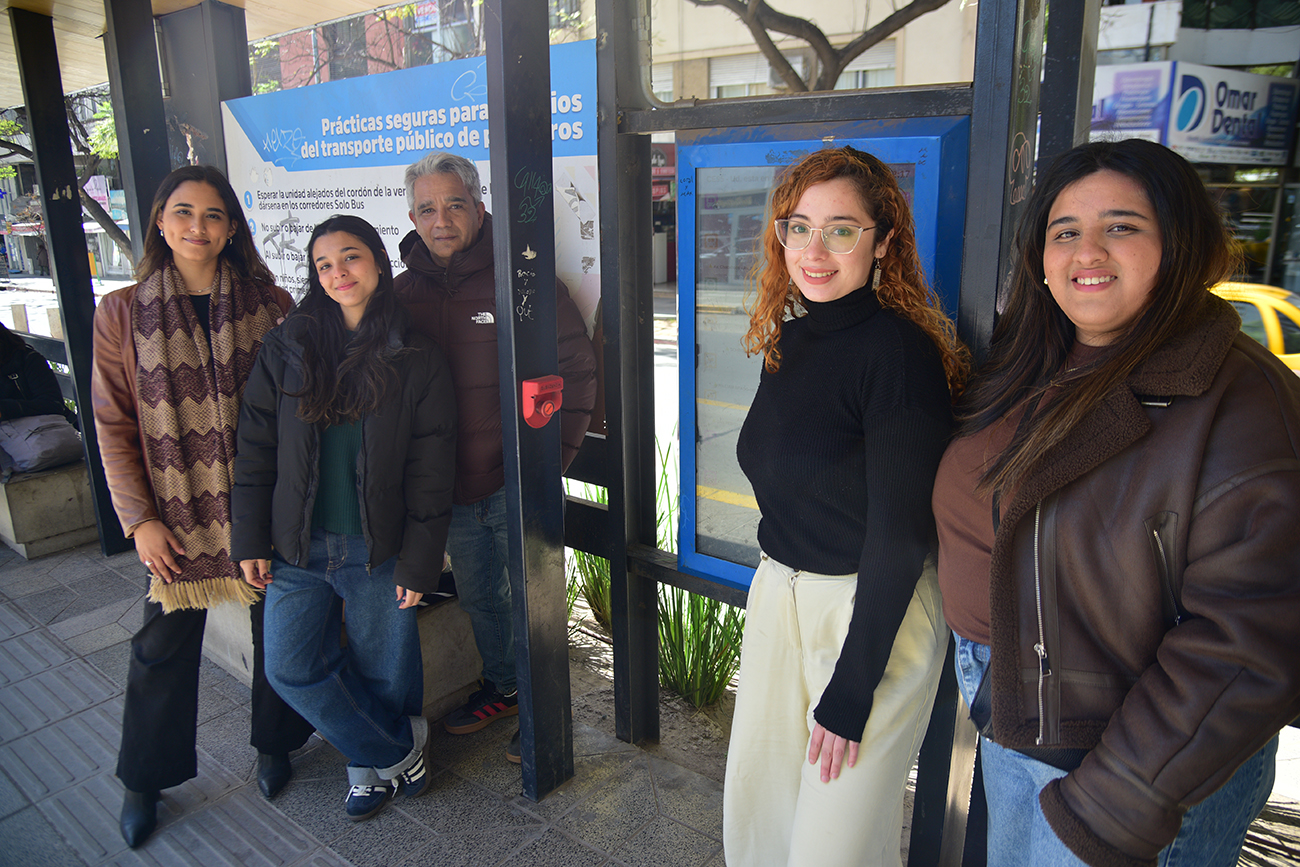 Integrantes del proyecto "Para Vos" en la parada de colectivo que será intervenida (Pedro Castillo/La Voz)