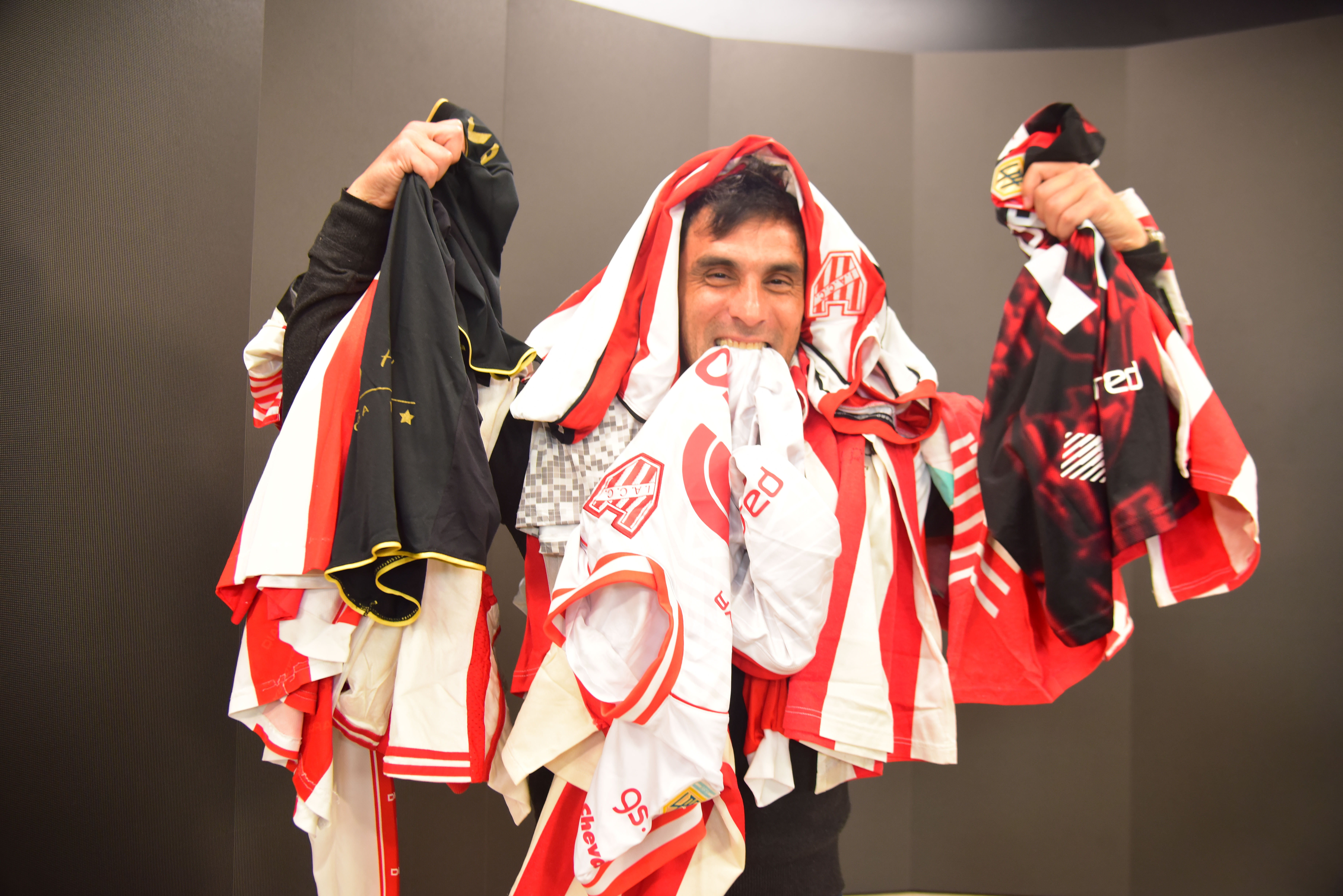 Eric Carreras, coleccionista de camisetas de Instituto, muestra algunas de sus joyas en La Voz del Interior. (Javier Ferreyra / La Voz)