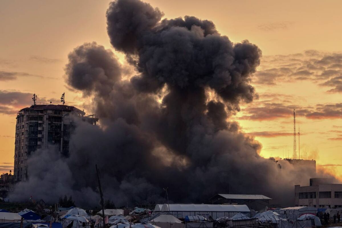 Humo y escombros se elevan desde un edificio tras ser atacado por el ejército israelí, tras las órdenes de evacuación de los residentes, en la ciudad de Gaza, el sábado 22 de marzo de 2025. (Foto AP/Jehad Alshrafi)