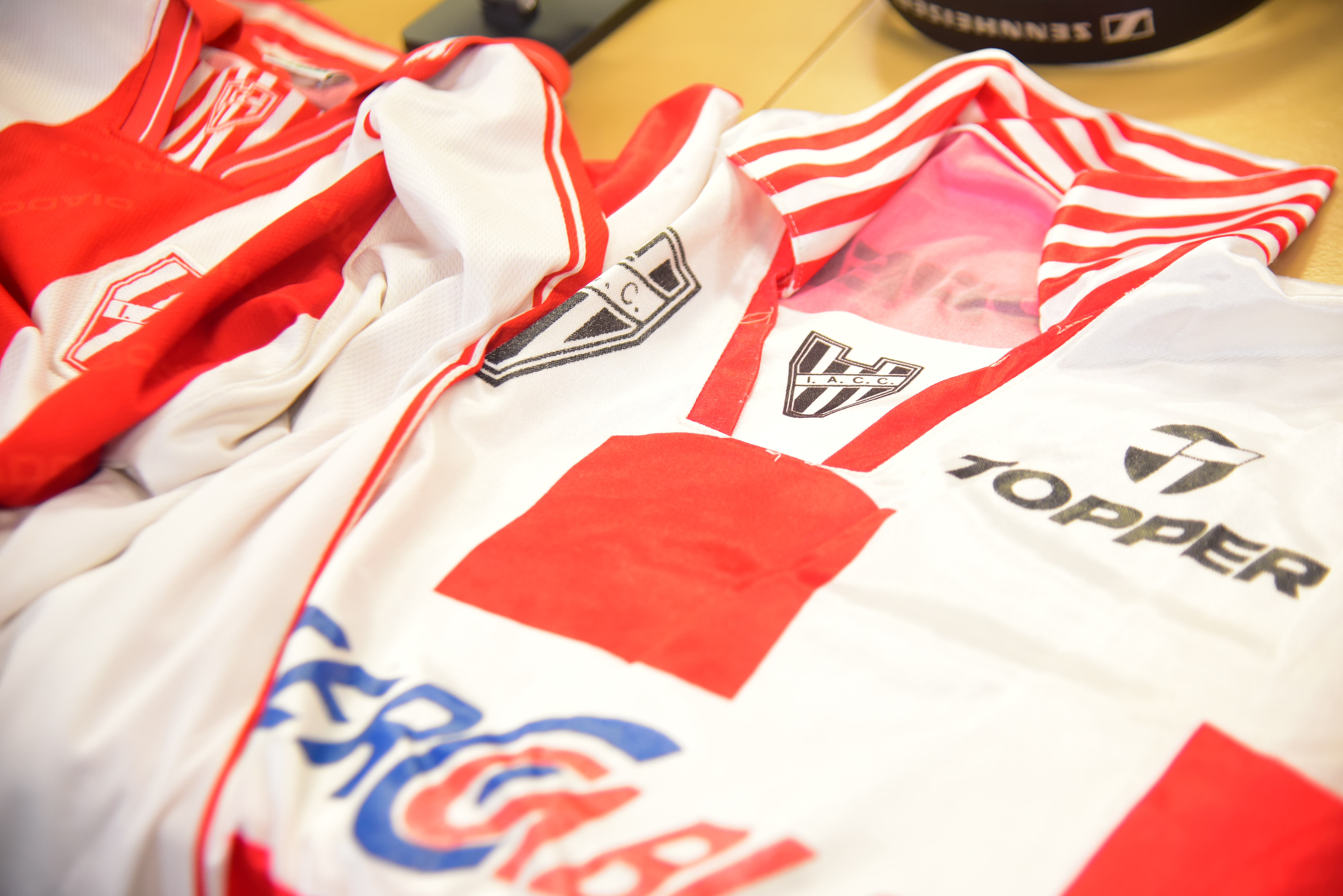 Eric Carreras, coleccionista de camisetas de Instituto, muestra algunas de sus joyas en La Voz del Interior. (Javier Ferreyra / La Voz)