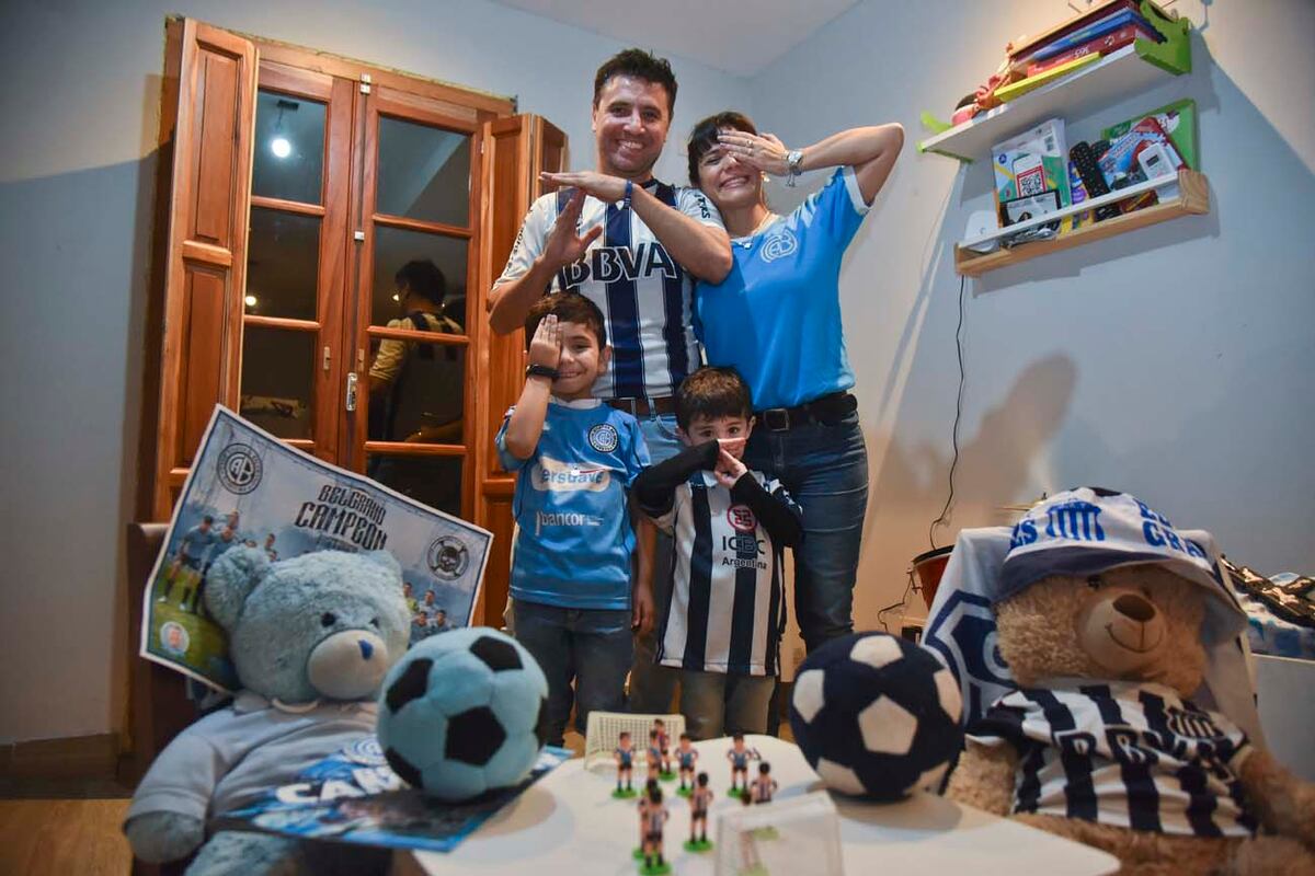 Ella es de Belgrano, él es de Talleres. Y cada hijo eligió un equipo. Una familia a puro amor por el clásico cordobés. Ana Laura y Vadim y sus hijos. (Facundo Luque / La Voz)