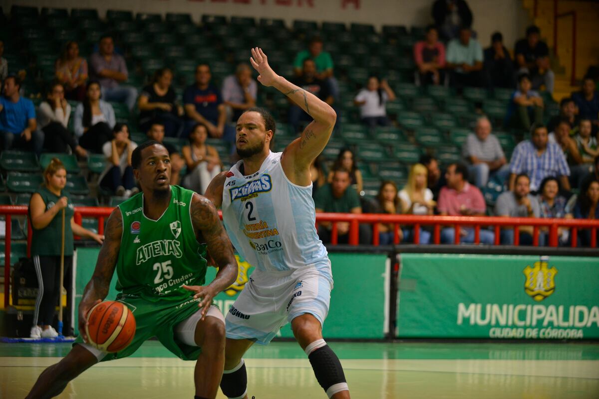 El interno Roquez Johnson jugó en Atenas entre 2016 y 2018 y vuelve para actuar en la Liga Argentina. (José Gabriel Hernández / La Voz / Archivo)