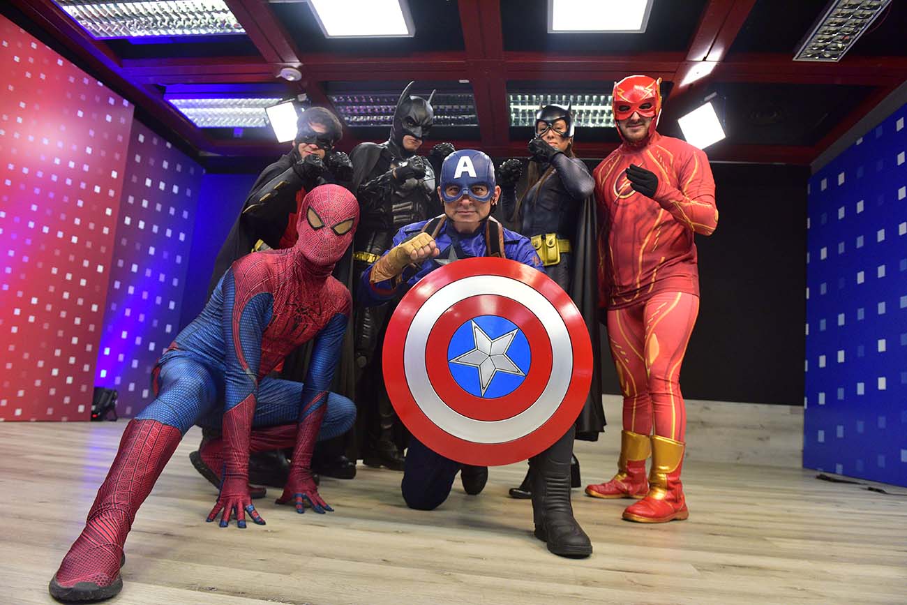 Batman y los superhéroes cordobeses de visita a la Redacción de La Voz para Historias Urbanas. (José Gabriel Hernández / La Voz)