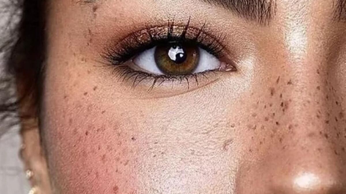 El truco para conseguir un maquillaje con pecas falsas.