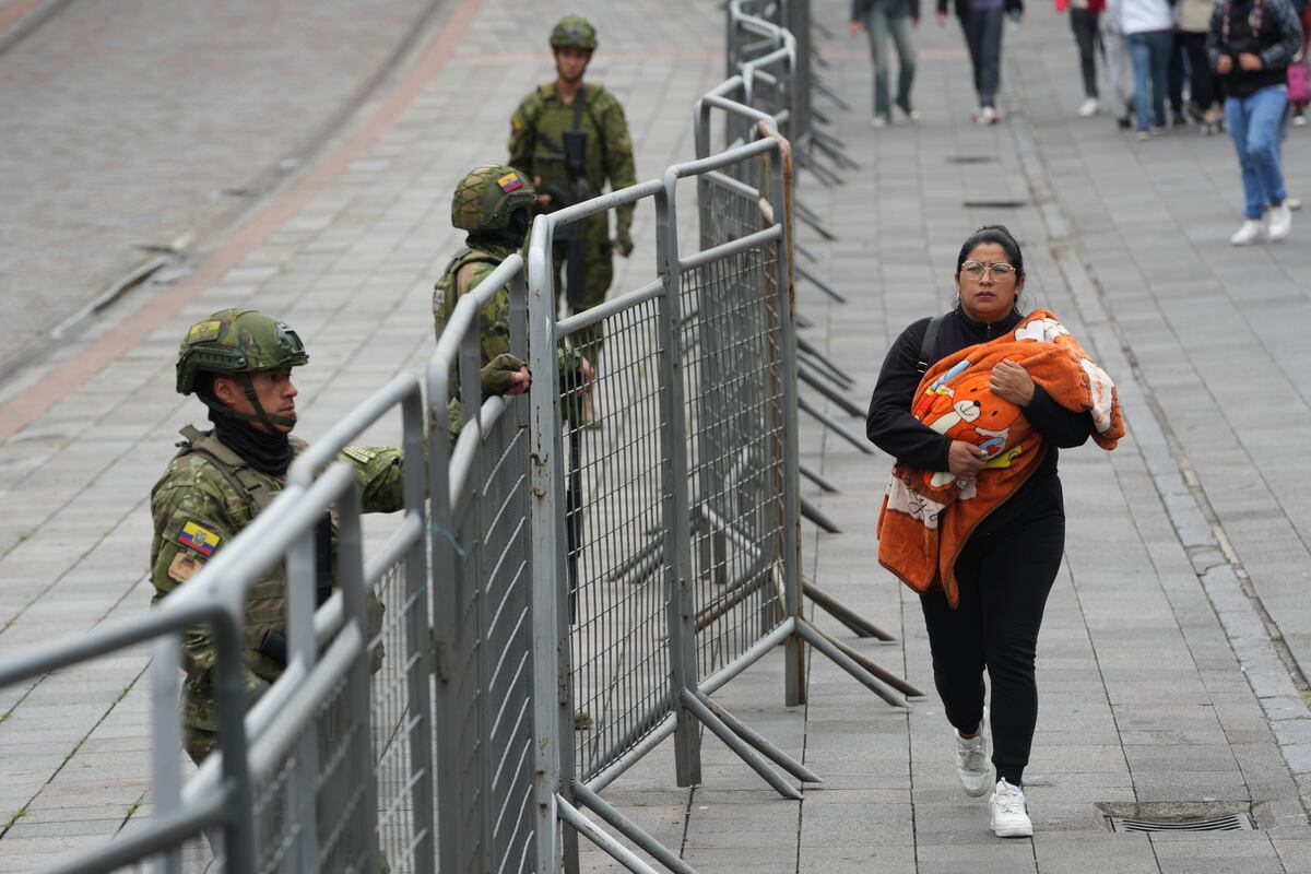 Militares hacen guardia tras una valla alrededor del palacio presidencial en Quito, Ecuador, el viernes 11 de abril de 2025. Los ecuatorianos irán a votar este domingo para elegir un nuevo presidente. (AP Foto/Dolores Ochoa)