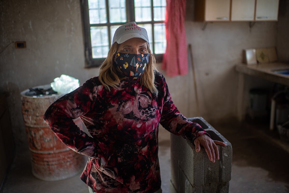 Cordoba el 21 de July de 2021Susana hace trabajos de albañileria. Mujeres en obras: son de Sierras Chicas y vieron una salida laboral ante la crisis y la pandemia haciendo obras, remodelando y reciclando espacios y viviendas. Son albañiles, artistas plasticas, pintoras, ceramistas que transforman hogares en lugares mas comodos y en armonia con la naturaleza. Foto: Pedro Castillo