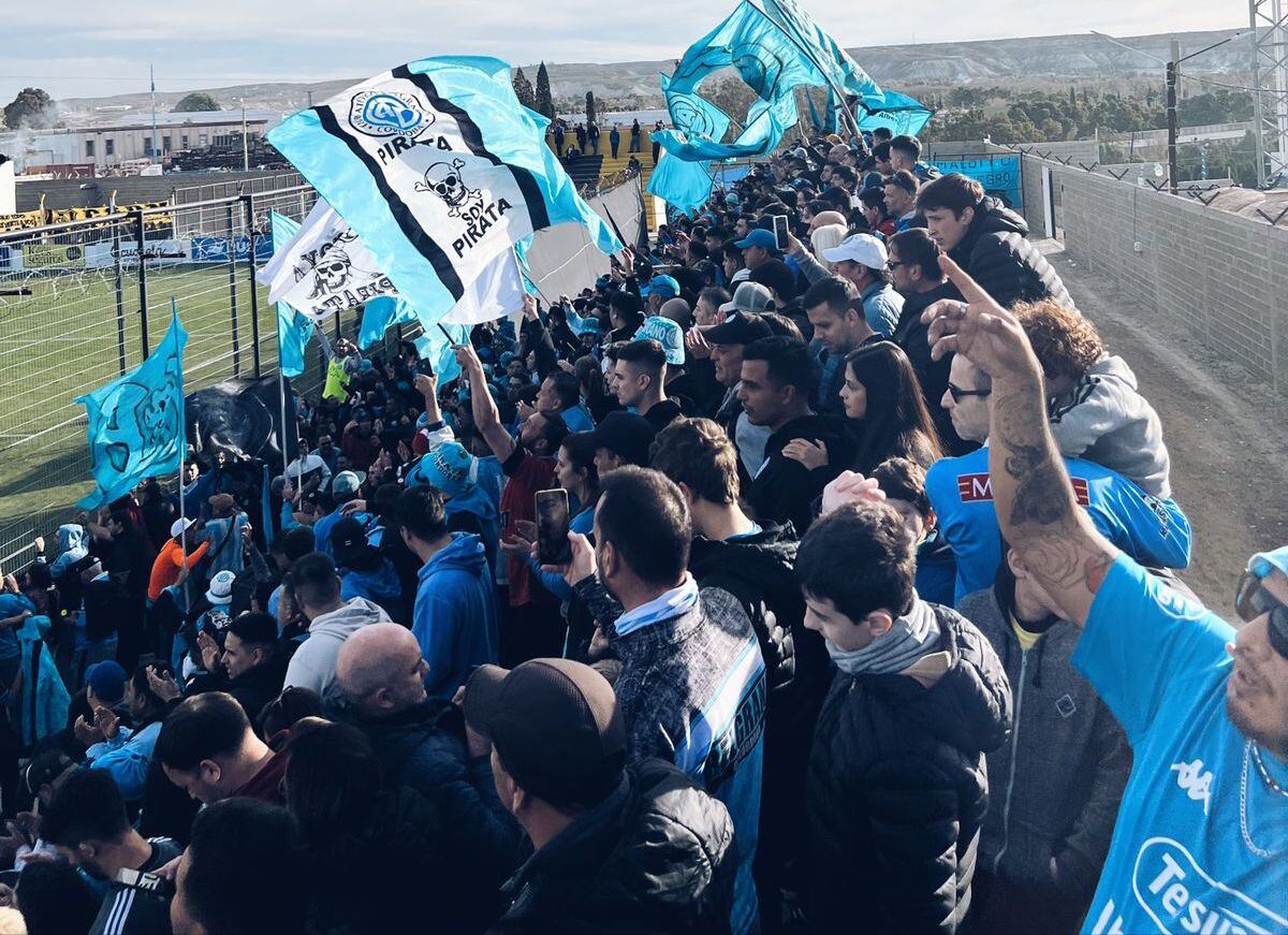 La hinchada de Belgrano en el estadio de Deportivo Madryn. (Gentileza de Julián Quintero)