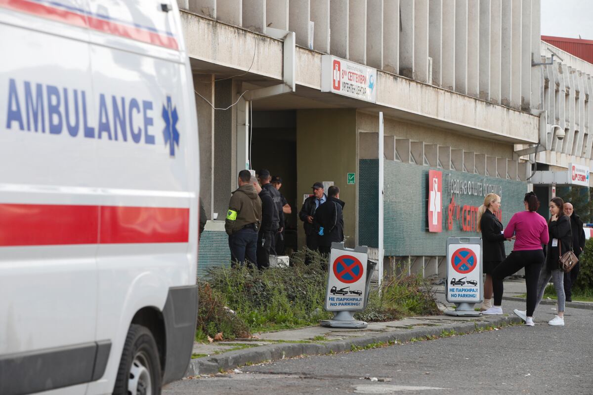 Personas esperan frente al hospital en Skopie, Macedonia del Norte, tras un gran incendio en una discoteca de la ciudad de Kocani. (AP / Boris Grdanoski)
