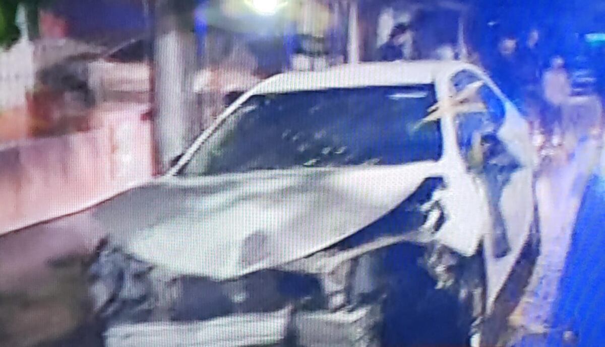 Un auto colisionó contra una casilla de gas y generó una fuga en la zona. (Gentileza)