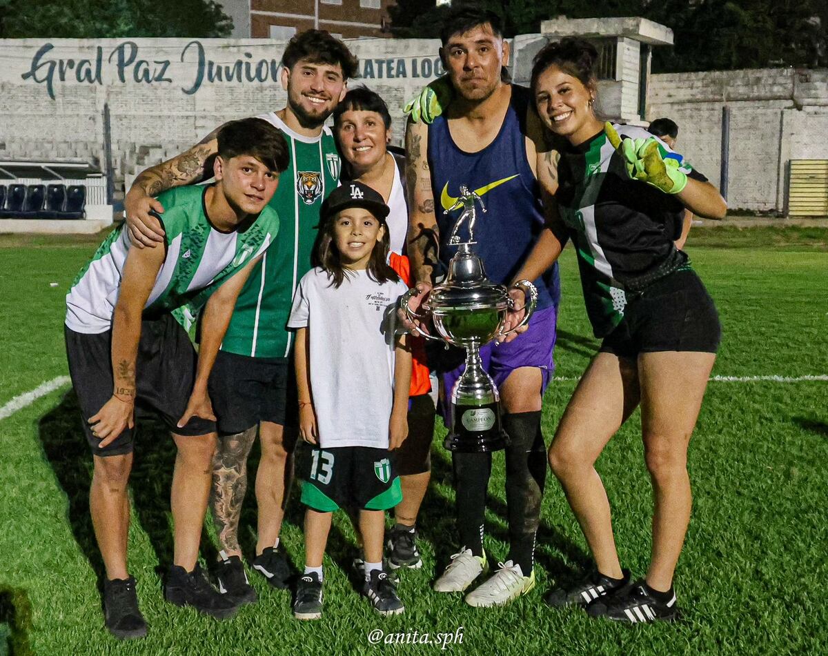 Juan Balquinta. La foto del arquero campeón con Bella Vista. "Están Euge, mi señora; Fabrizio, mi hijo más grande; Catalina, Felipe Simón, los más chicos", dijo el "1".