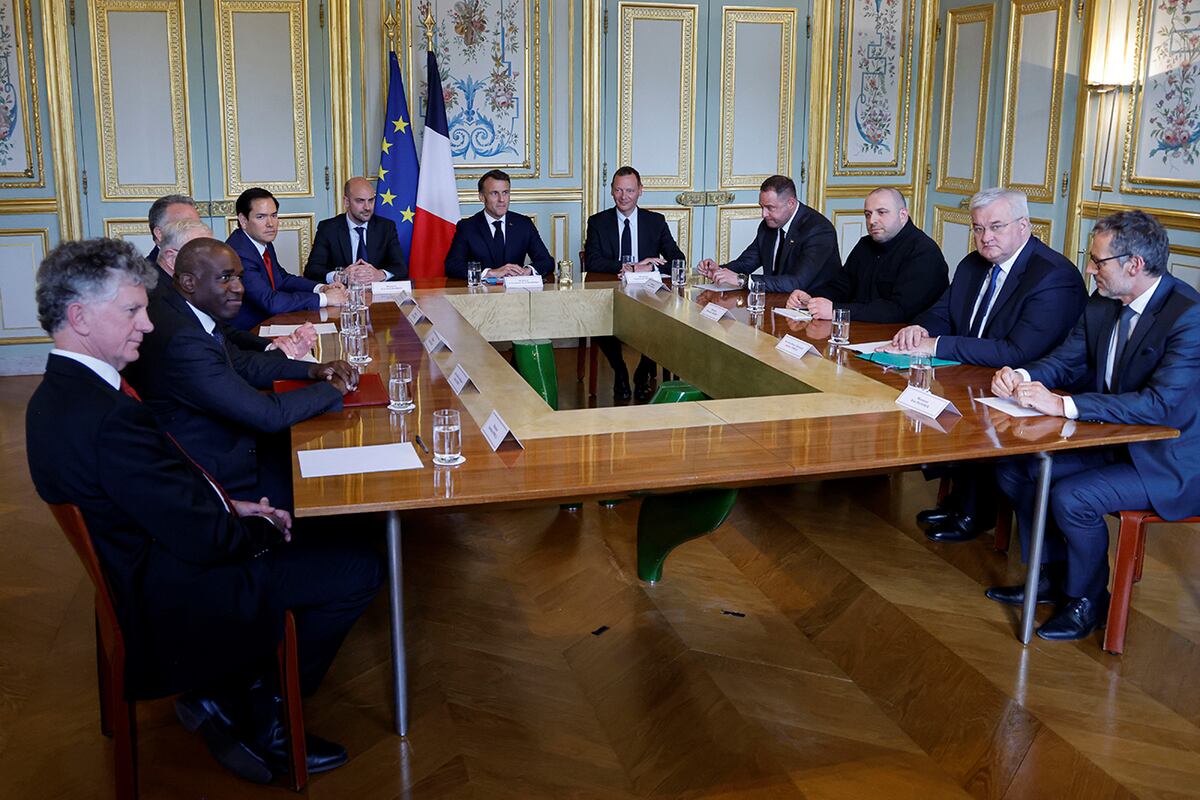 Emanuel Macron, en la cabecera de la mesa, recibe en París a diplomáticos estadounidenses y de la UE para discutir sobre el futuro de Ucrania (AP)