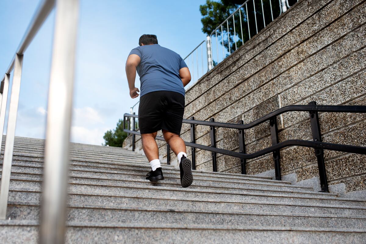 Subir escaleras es uno de los ejercicios caseros más recomendados por los especialistas de la salud.