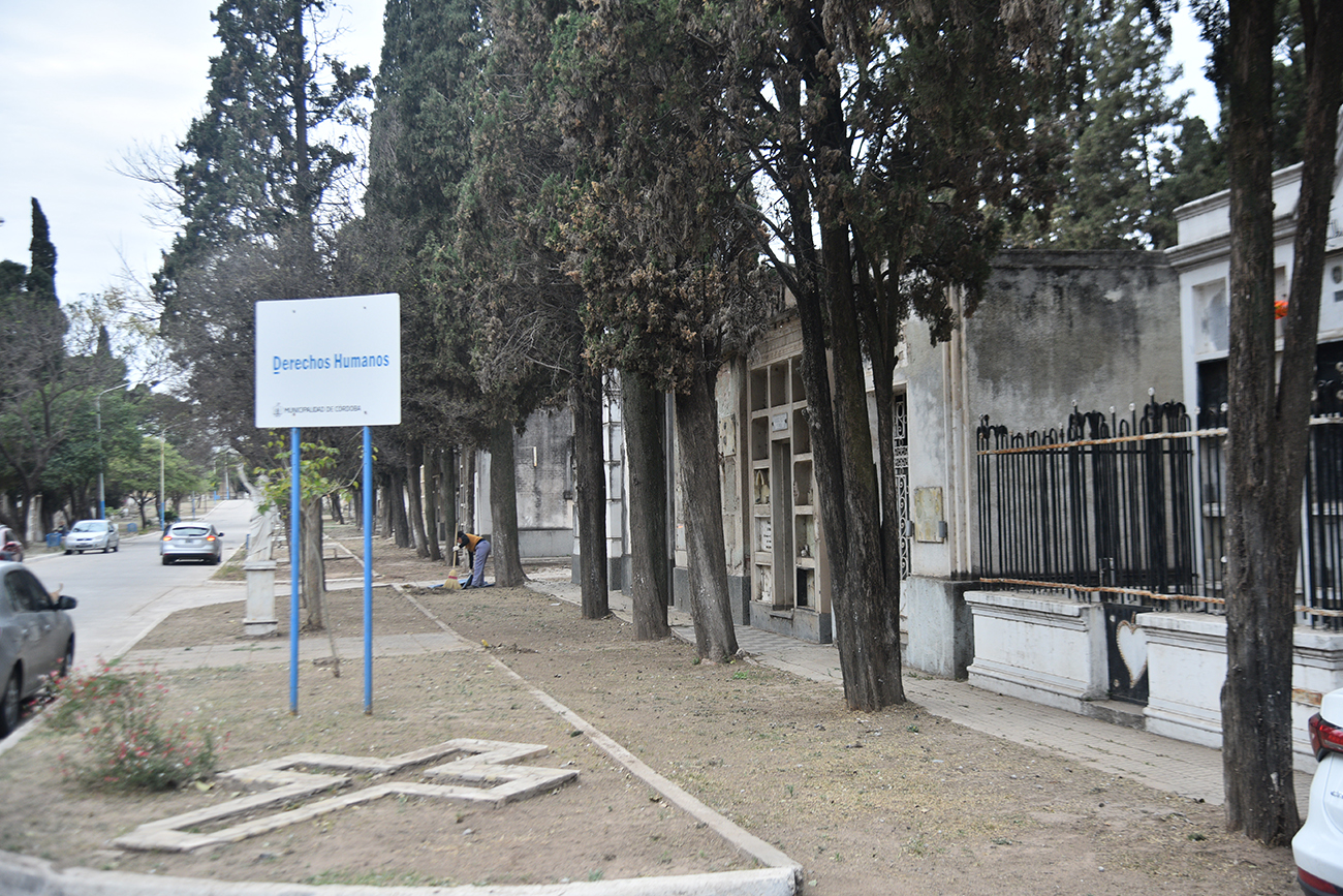 Calle principal del cementerio San Vicente. (Pedro Castillo / La Voz)