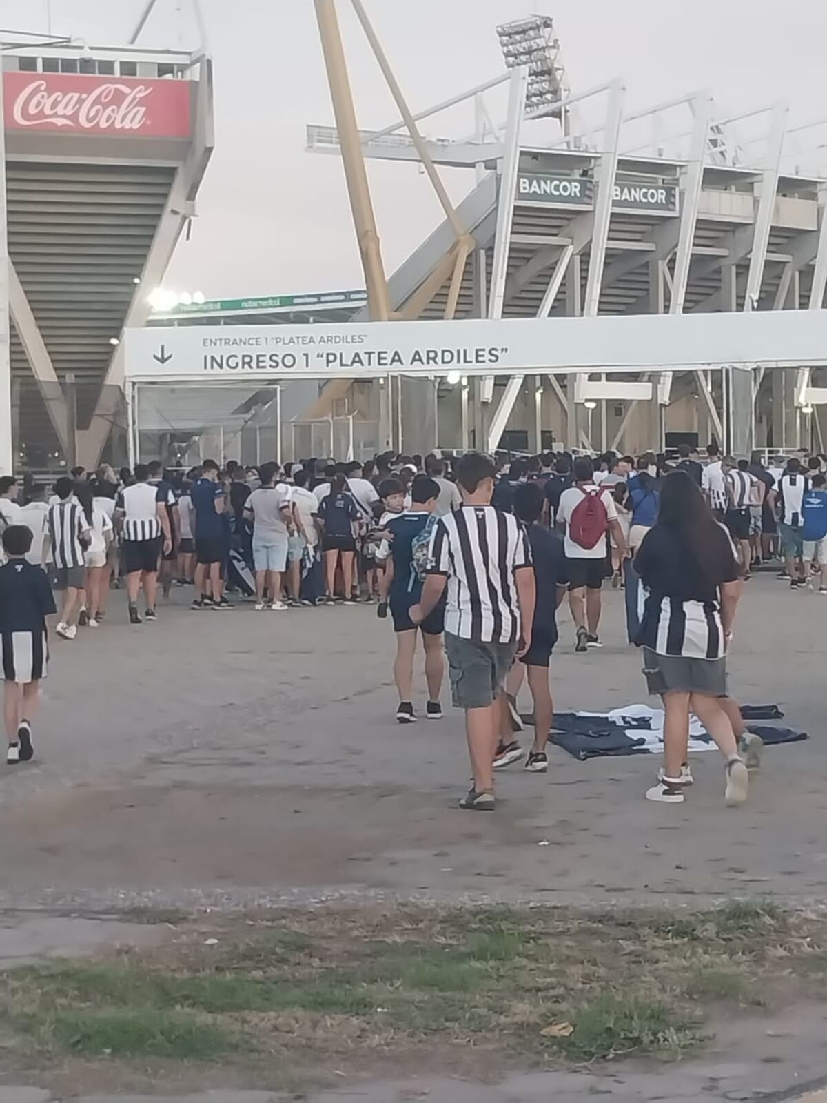 Se abren las puertas para el ingreso a la fiesta de Talleres. (Javier Ferreyra / La Voz).