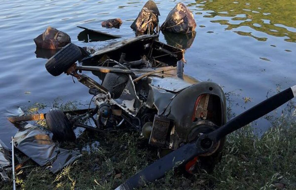 Operativo. Así extrajeron una avioneta que se había caído al dique Los Molinos hace 17 años. (Policía)