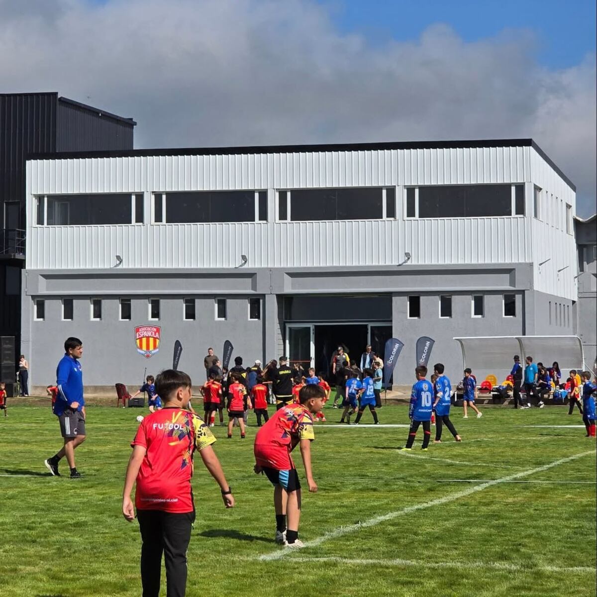 Inauguran el impactante nuevo estadio de la Asociación Española en Villa María. (Gentileza Instagram @Espanola.Futbol / @gonzamoreno.fotografía).
