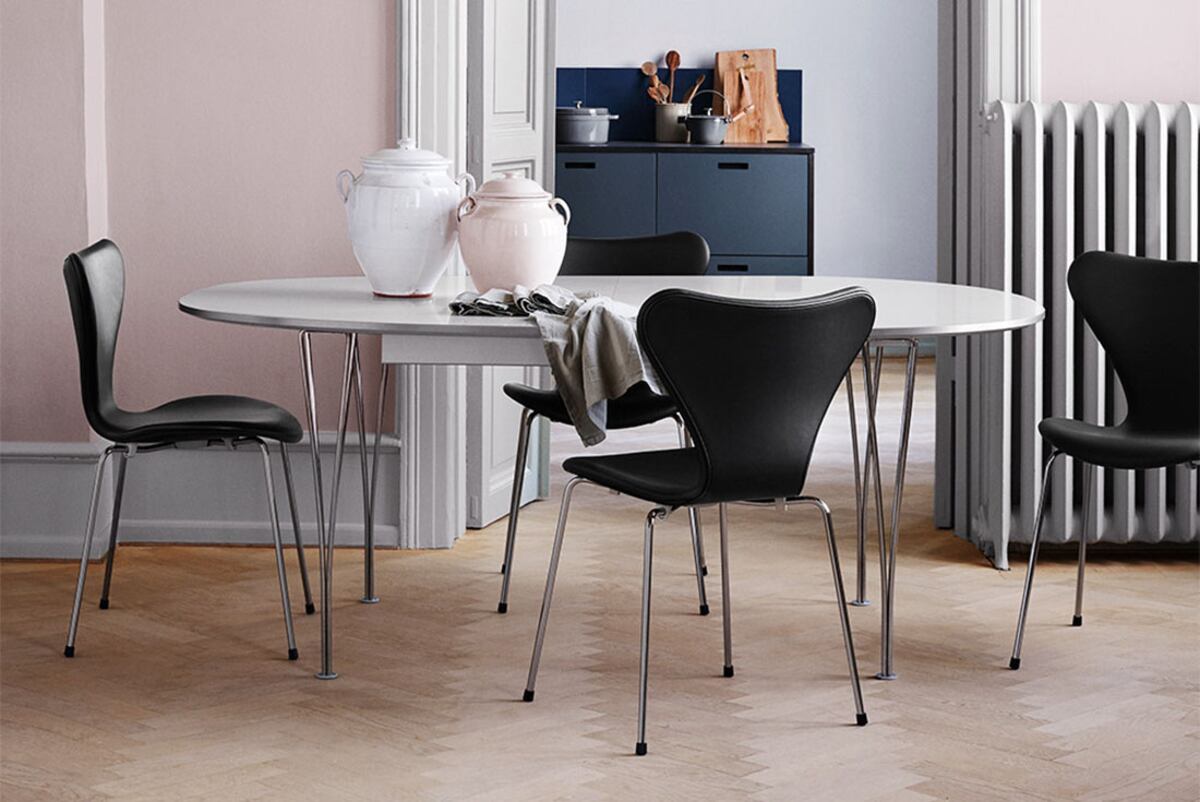Serie 7. Está fabricada en una sola pieza de madera laminada que vista de costado recuerda al número 7.